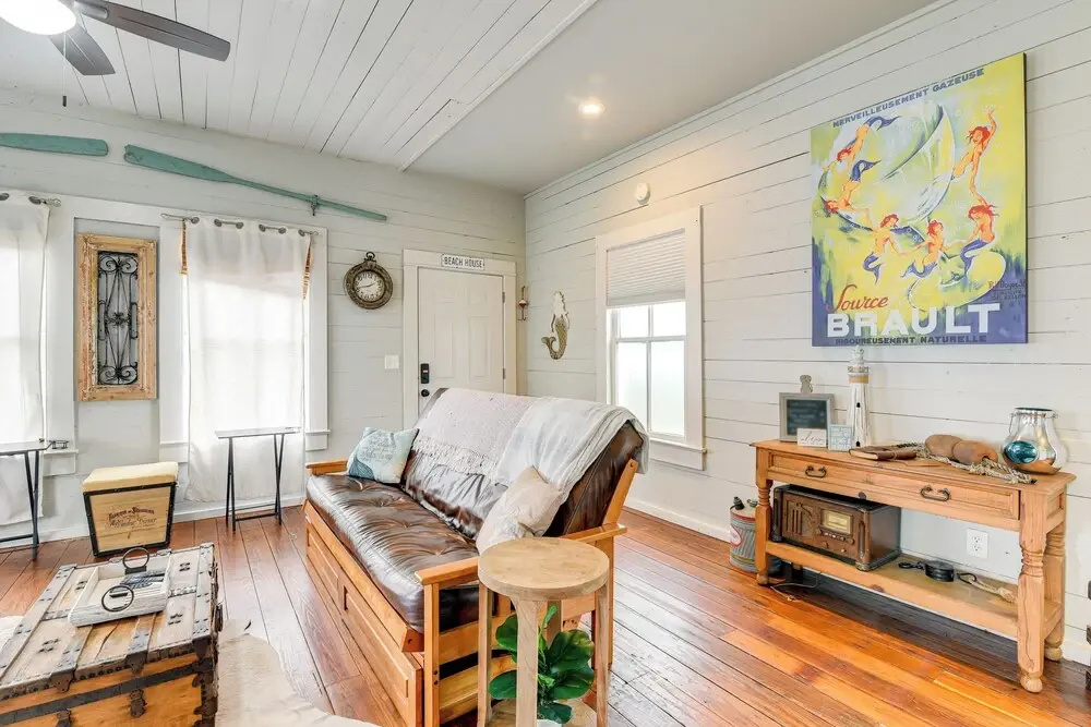 1 Mi to Dtwn Galveston! Home w/ Pet-friendly Yard