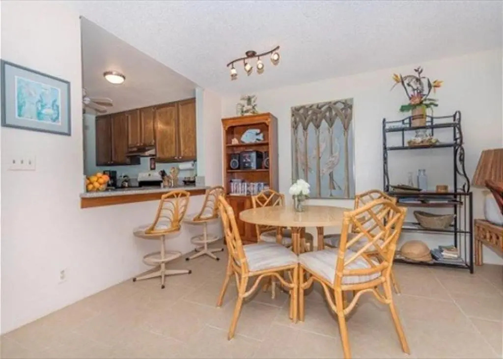 Surf & Racquet Club Lovely open and airy 2bd/2bth 2nd floor unit.