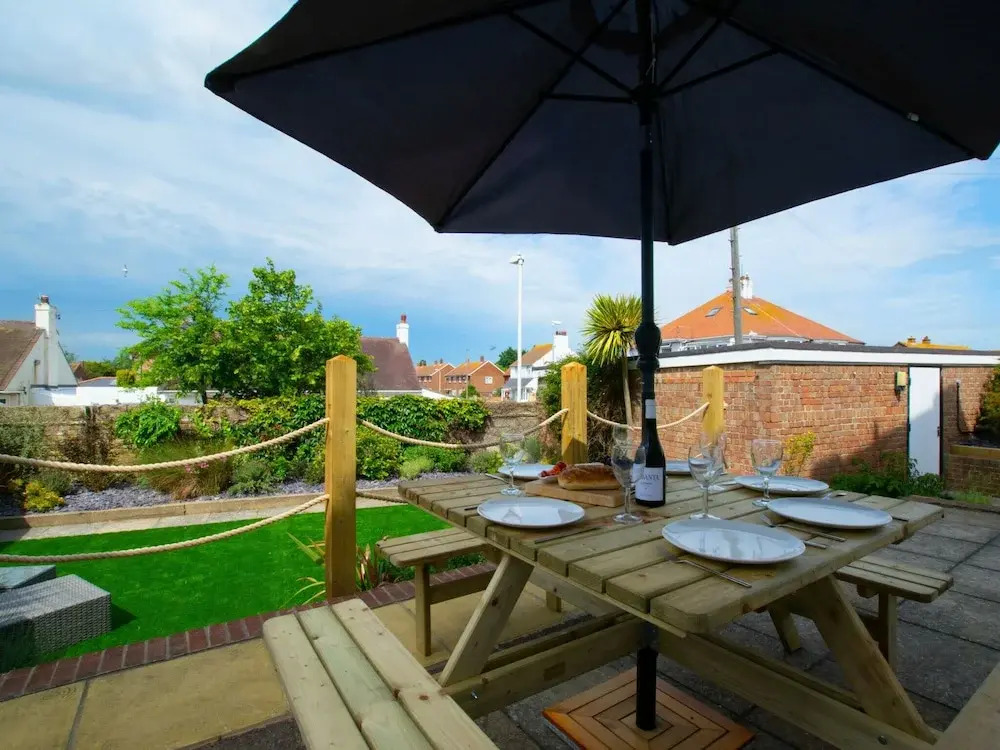 Seaside Holiday Home in Deal near Hiking, Nightlife, & Squash Club