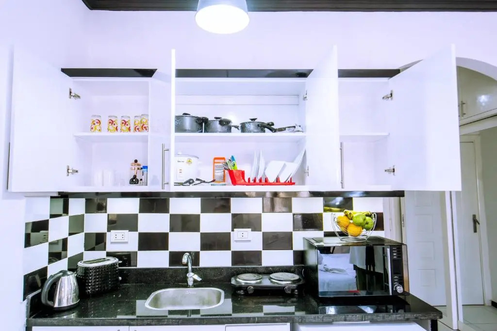 Rare 2BD Marina Hotspot With Pool, Fast Free WIFI & Balcony - 2 Kitchens & 2 Bathrooms - Western Standards - Sheraton Plaza 414-415