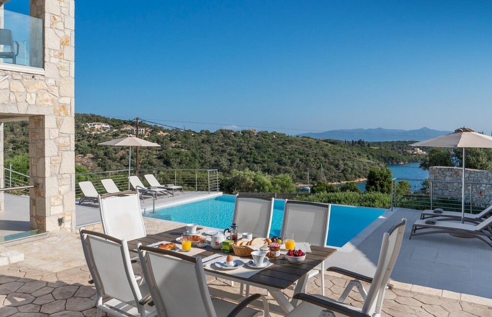 Villa Akoni