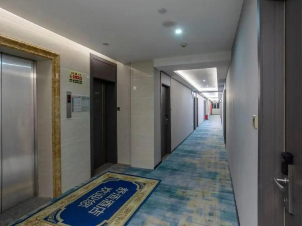 Comfort Hotel (Shenzhen International Convention and Exhibition Center Fuyong Metro Station)