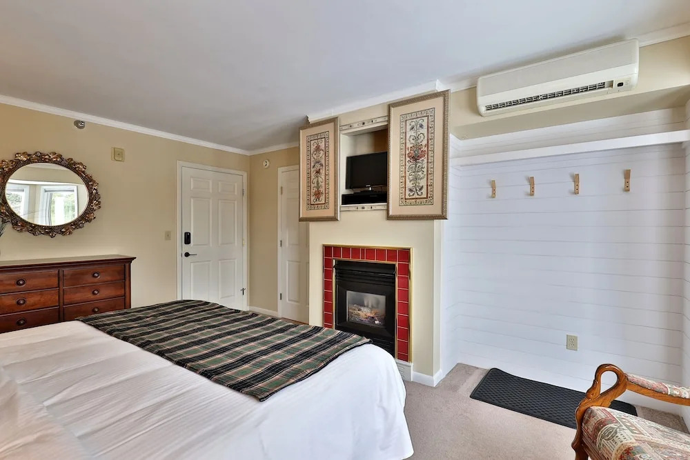 The Birch Ridge: English Gentleman's Room #9 - King Suite In Killington, Vermont. Hot Tub. 1 Bedroom Home