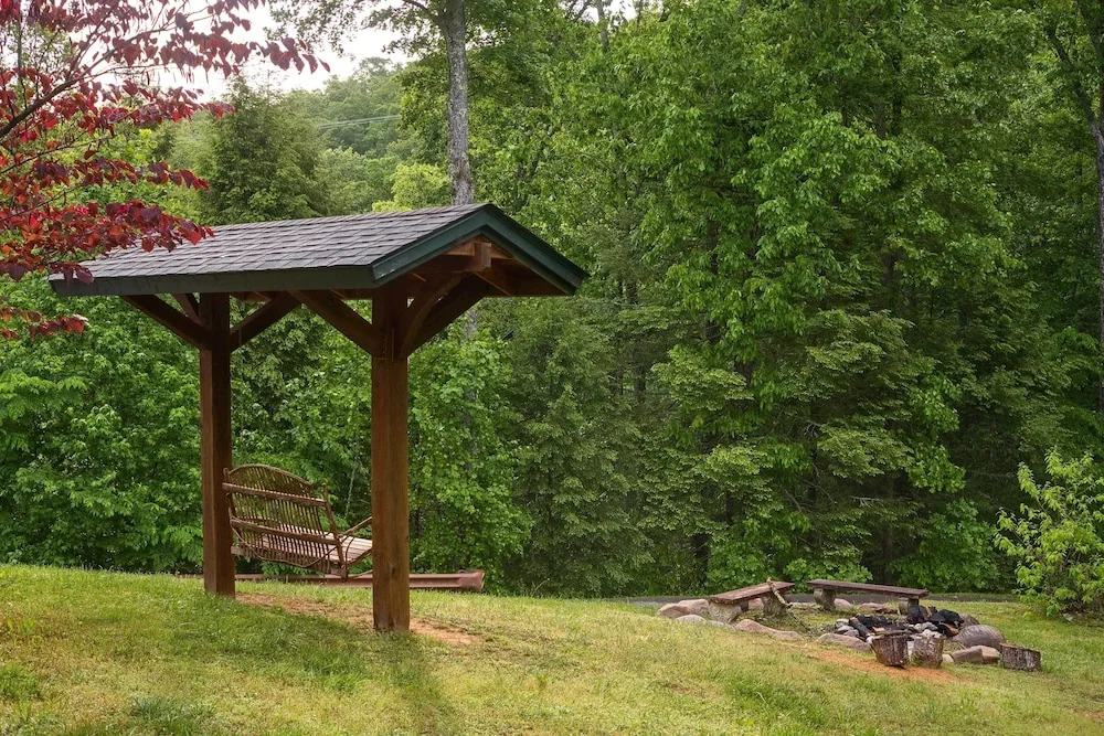 Cabin w/ Hot Tub & Deck, Near Smoky Mtn Trails!