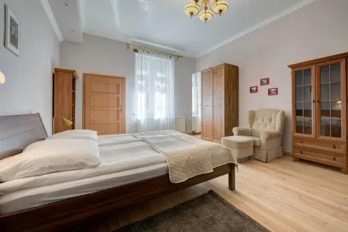 3 City Apartments - Emily