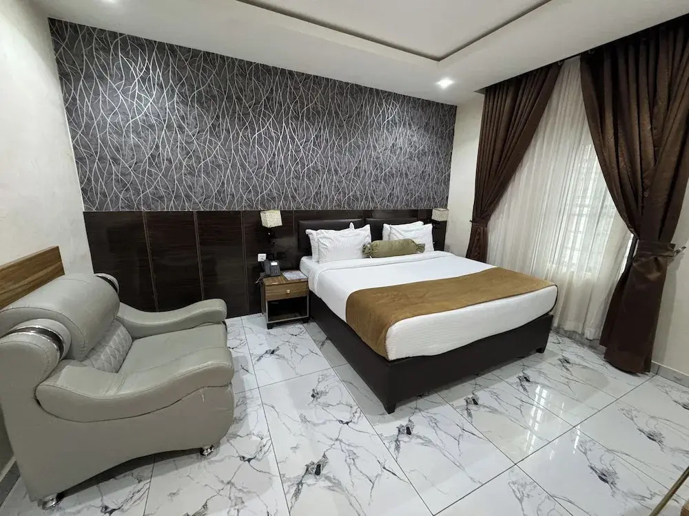 Silver Gate Hotel and Suites