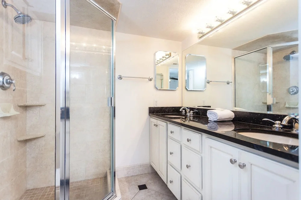 Beachcomber 301 2 Br condo by RedAwning