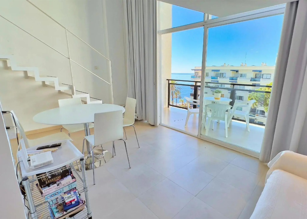 Skol 302 Super One-bedroom Duplex with Sea Views
