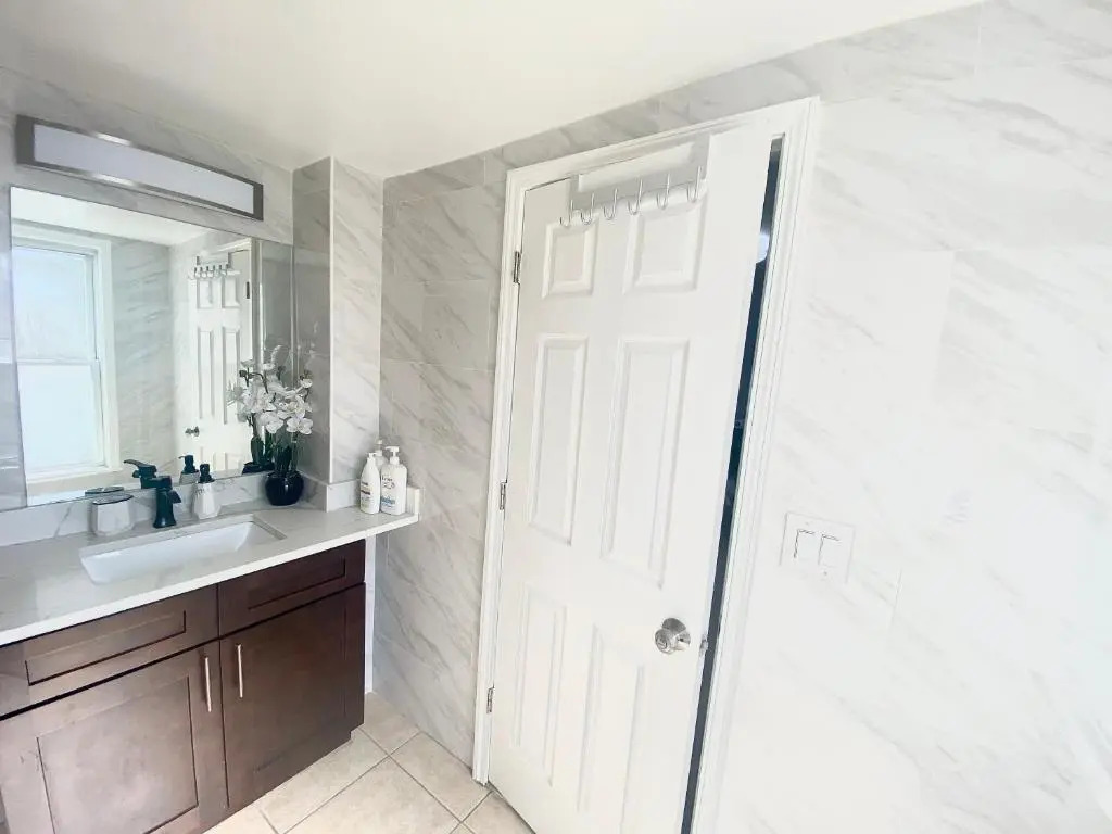 EMALUX Condo Near Downtown,Bus,Train,Hospitals,United-Center,Fulton Market