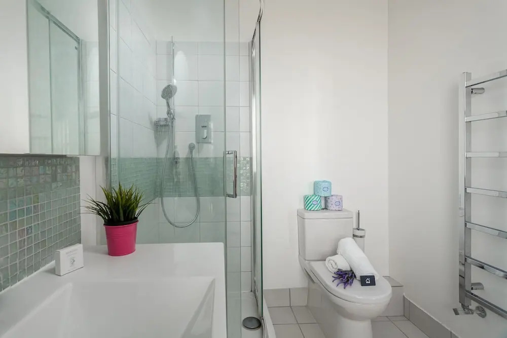 Bright and Modern Shepherd's Bush Gem - ROS
