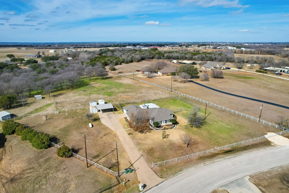 'leaping Toad Ranch' ~ 9 Mi to Lake Granbury!