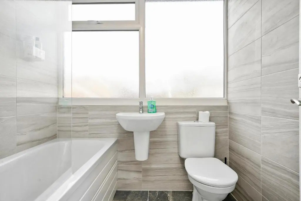 Cosy 3 Bedroom with Free Parking, Garden and Smart TV with Netflix by Yoko Property