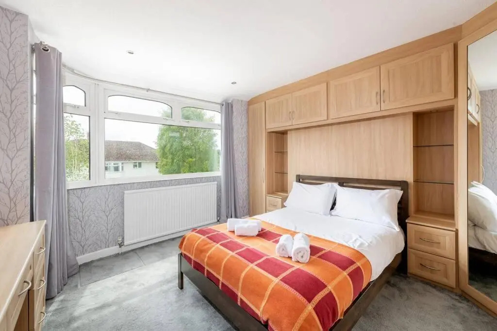 Spacious 3 Bed Home With Parking for Two Cars