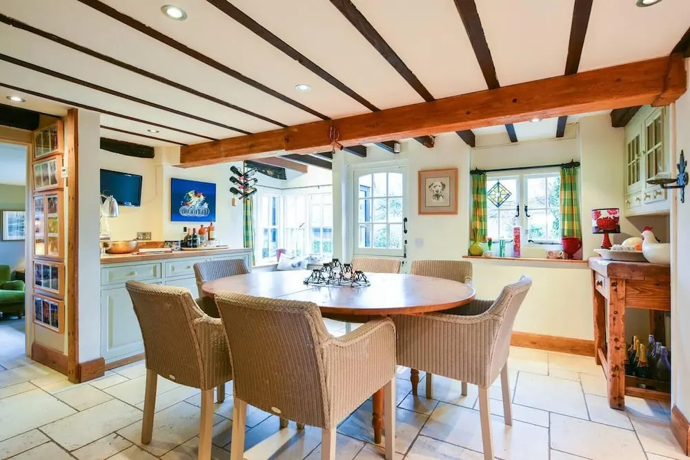Lovely 4-bed House in Village of Sandhurst