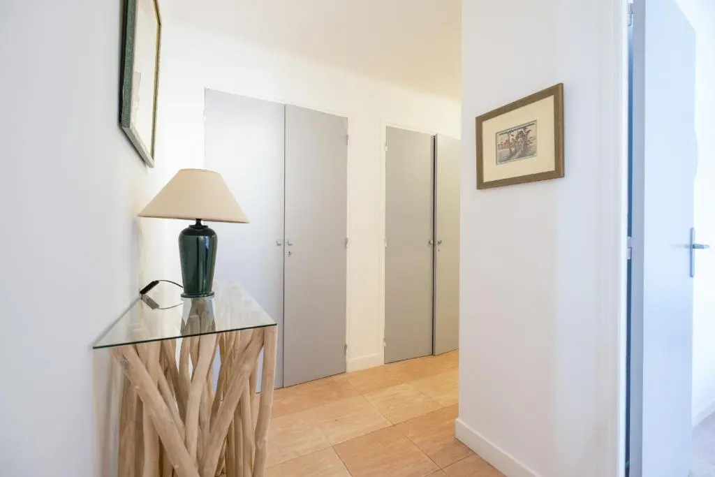 SERRENDY 2-bedroom apartment with terrace and parking only 100 meters