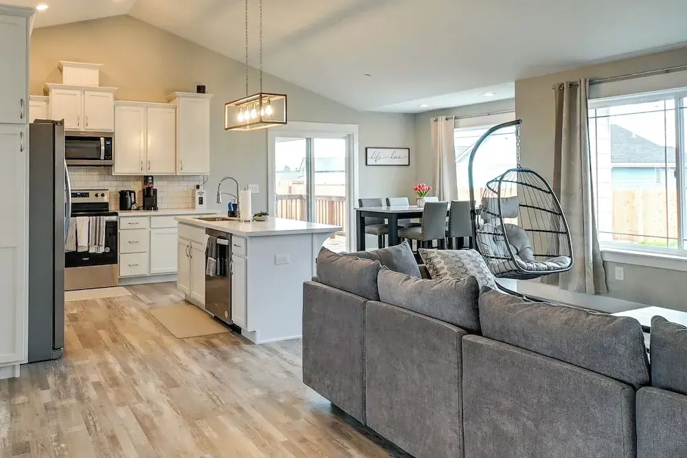 Ocean Shores Home w/ Game Room - Walk to Beaches