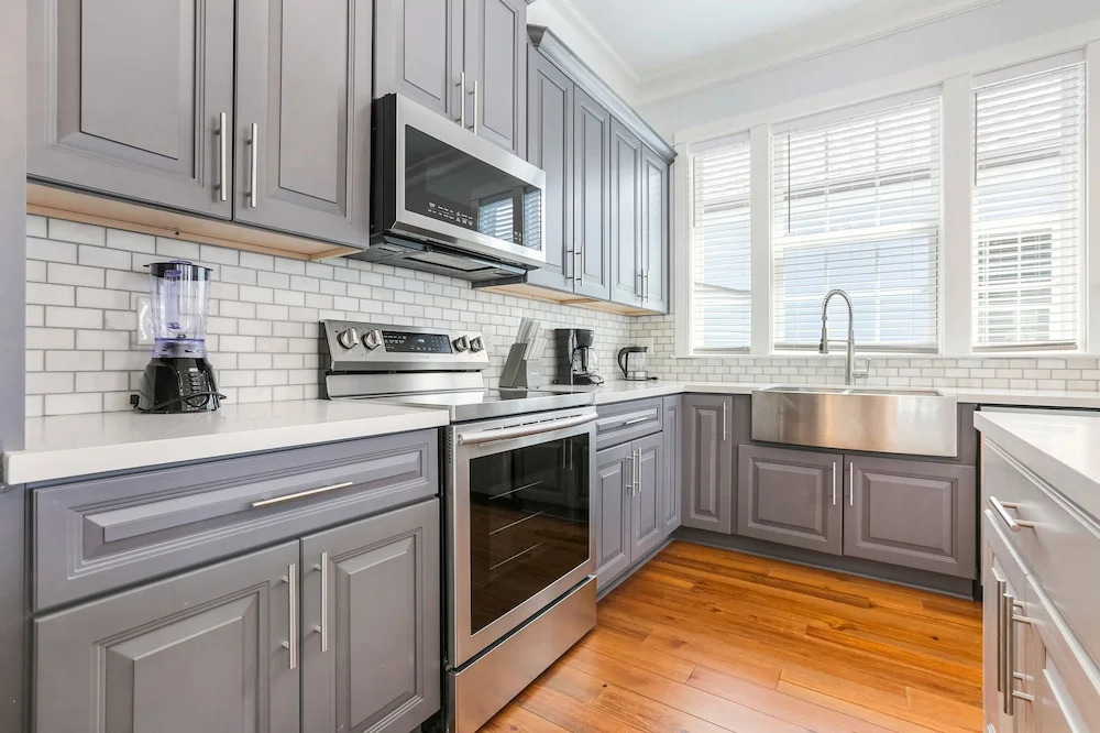 Modern 4 BR Condo with Balcony & Pool - Near FQ