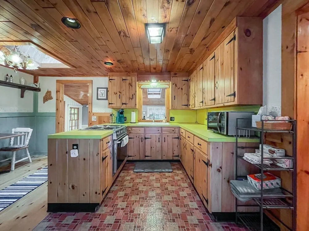Dewey Cottage - Y854 Adorable Cottage Close To Long Sands Beach And Short Sands 4 Bedroom Home by RedAwning