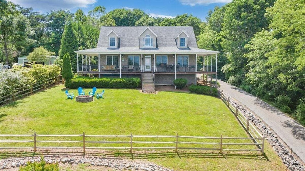 Lake Lookout - Private Home With Lake Views & Game Room