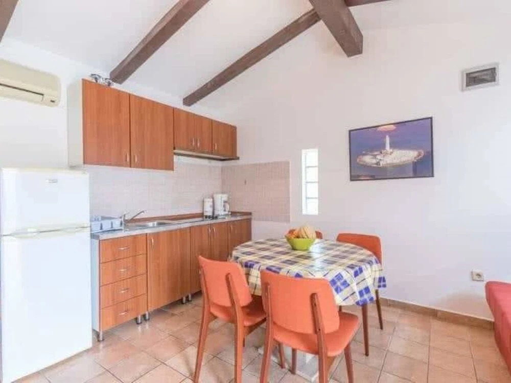 Nice Bungalow With Shared Swimming Pool and Enclosed Garden With Bbq, Pula 5 km Away