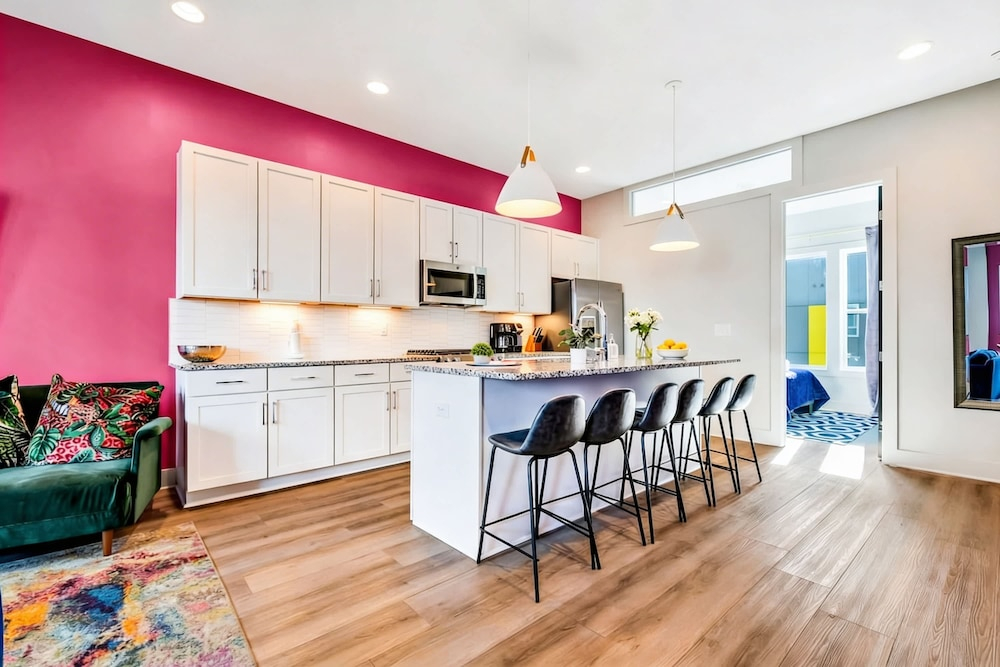 NEW Pink Howdy Oasis 13 Beds Rooftop View Parking