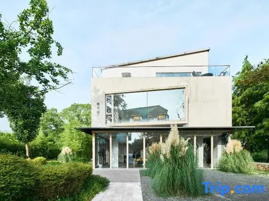 Stray Birds Resort