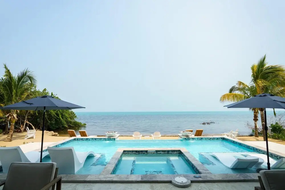 Sand Castle Vista - Spacious 4-Bed Villa in Placencia Village w Pool