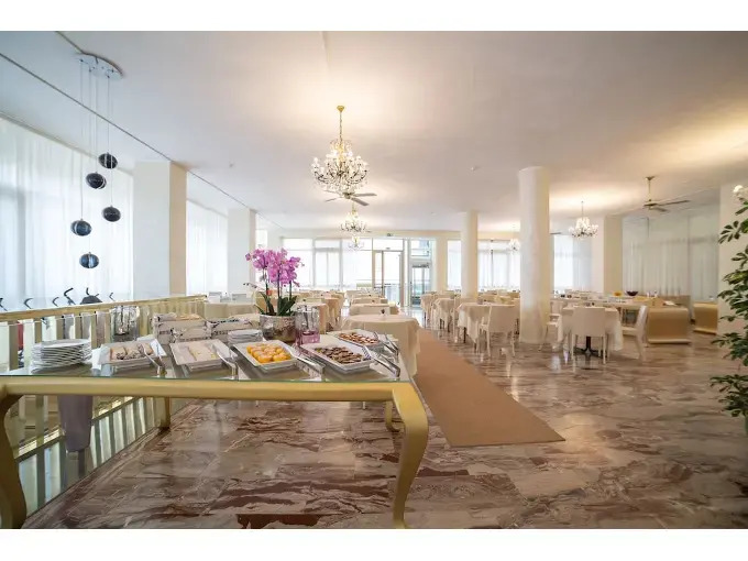 Universal Hotel & Homes