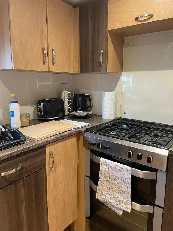 Caravan - Sleeps 10 - Pet Friendly - Parking