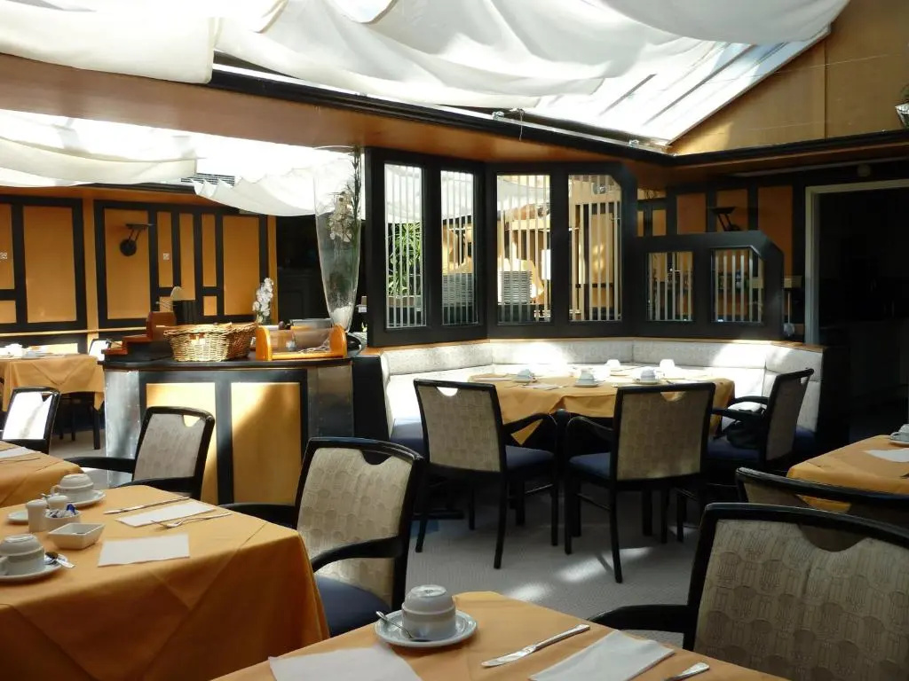 Avenue Hotel