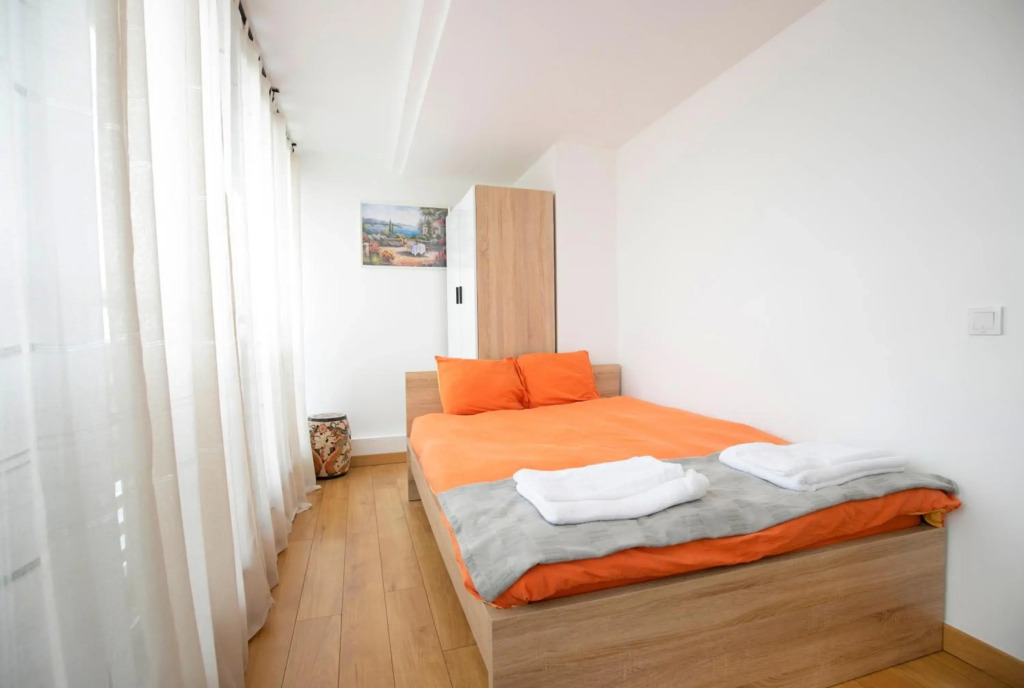 Cozy Apartment with Mountain View & Parking