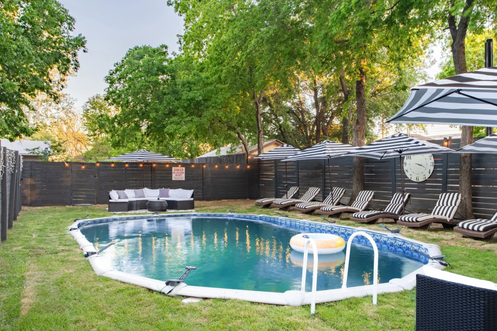 Red River by Avantstay Shared Pool + Hot Tub 20 Minutes to Downtown Austin