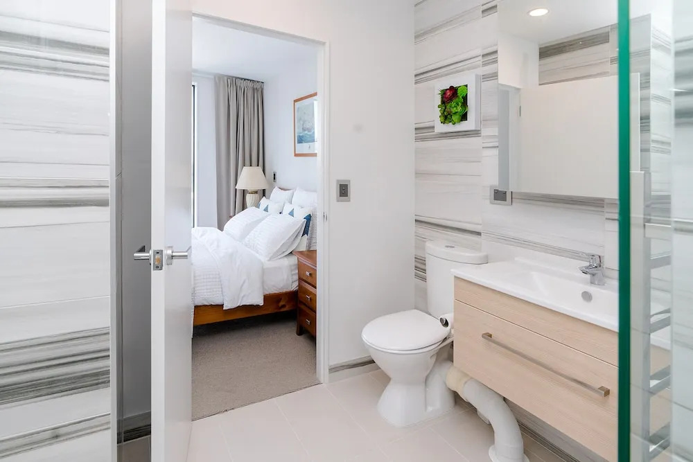 Ivory Newmarket Top Level Modern 2 Bd Apt