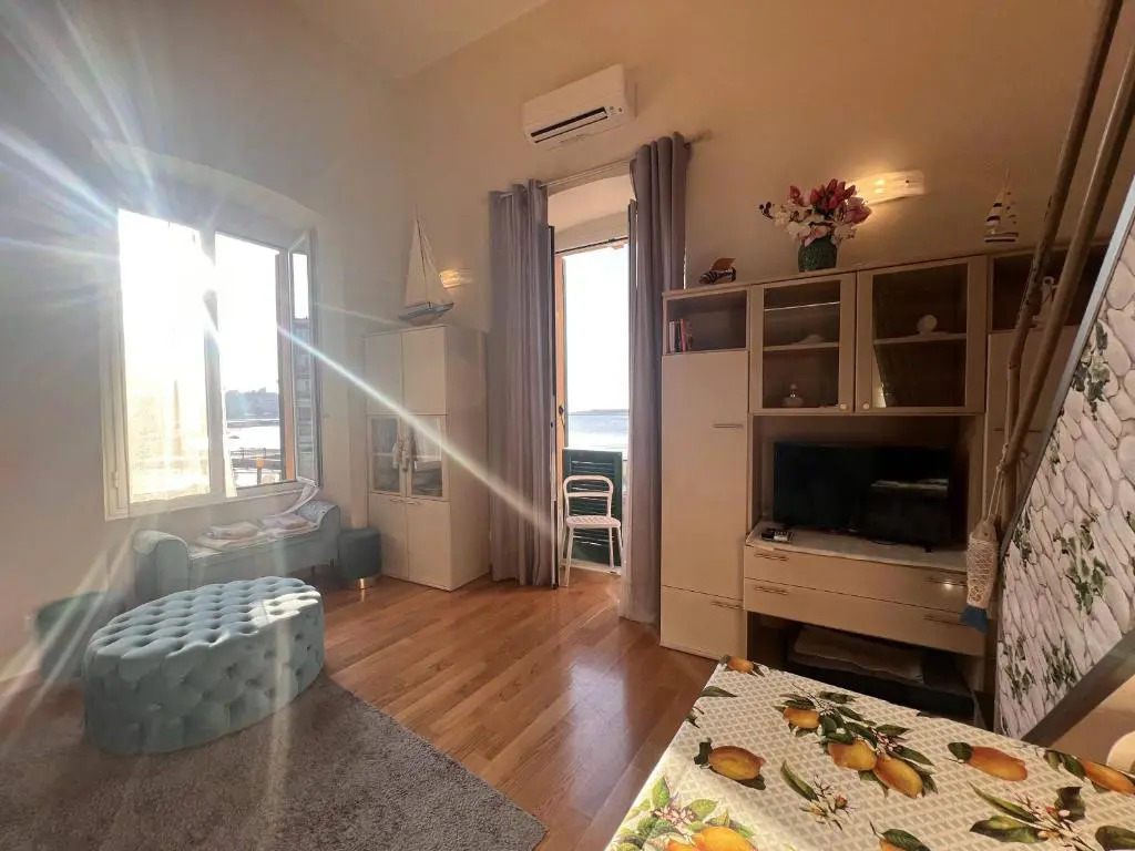 AL CASTELLO-VISTA MARE -ROMANTICO e CENTRALE a 20 METRI DAL MARE-toll parking at 15 euro per day to be booked in advance -subject to availability