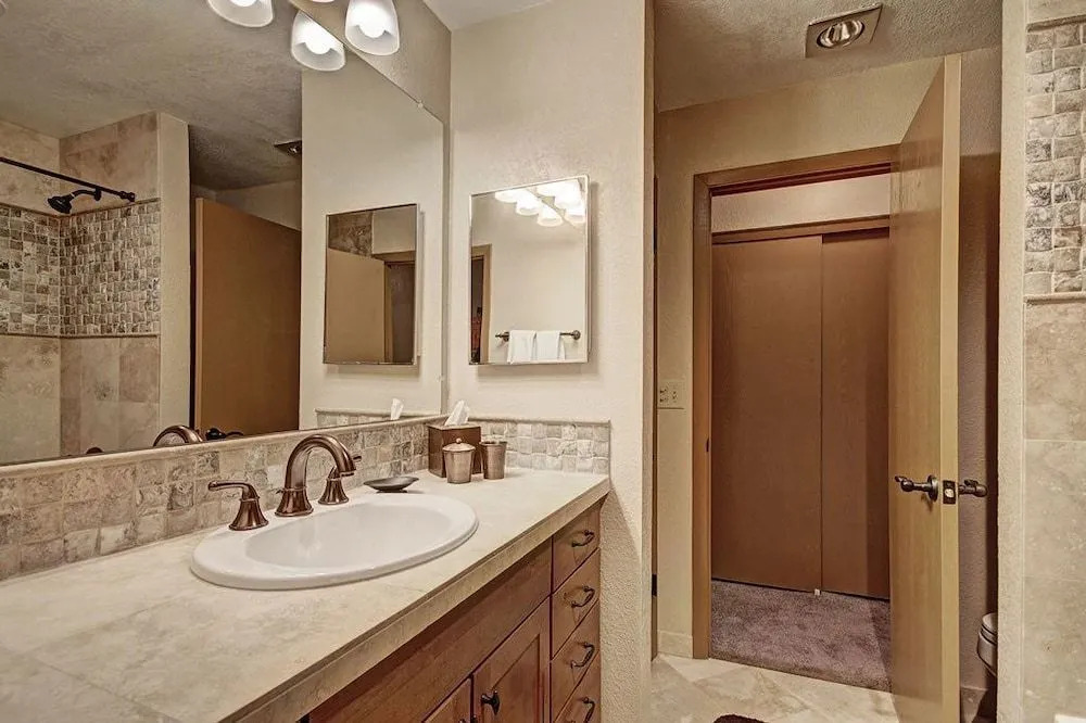 Longbranch 111 - Shuttle to Lifts/Walk to Town ~ RA76146