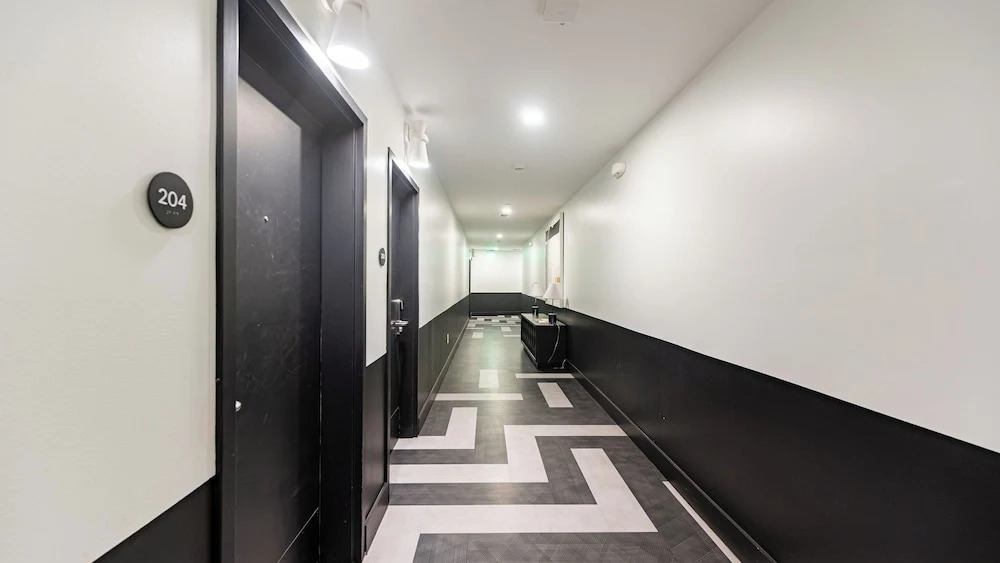 916 Main 12 Unit Buyout - 30bdrs! Prvt Two Floors