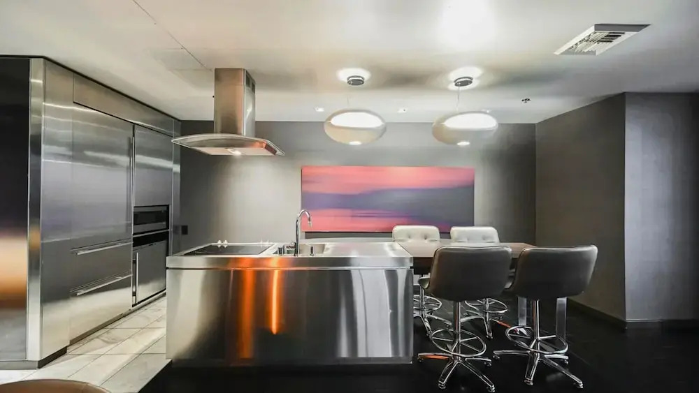 One Bedroom | 1.5 Baths & Living Room | Jet Tub – Palms Place StripSuite
