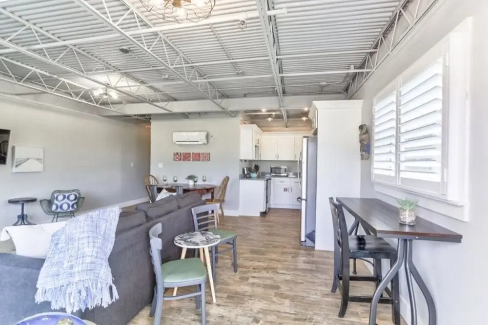 Ocean Jewel 3- Modern Cozy Loft Close to Beach and Shops