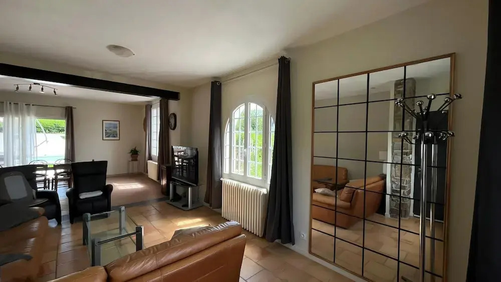 Villa in St Denis with Pool & Pyrenees View
