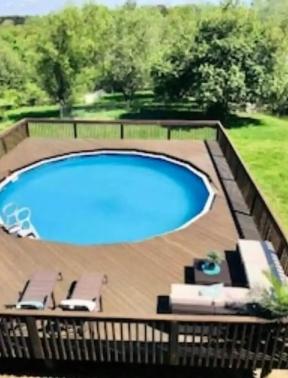 4BR Chalet with Seasonal Pool Hot Tub