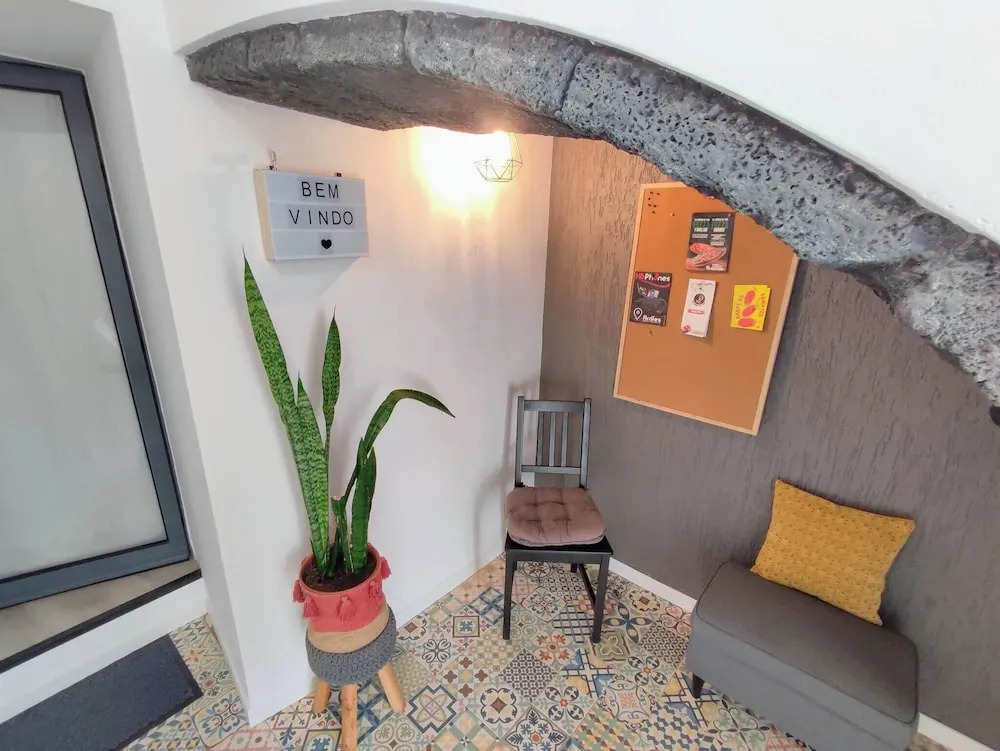 Character 2BR Upper Retreat With BBQ Terrace Parking