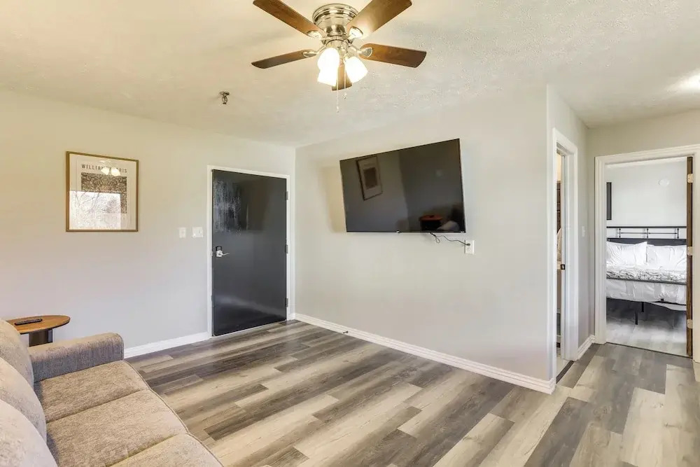 Golf, Shop, Tour & More: Oakland City Apartment