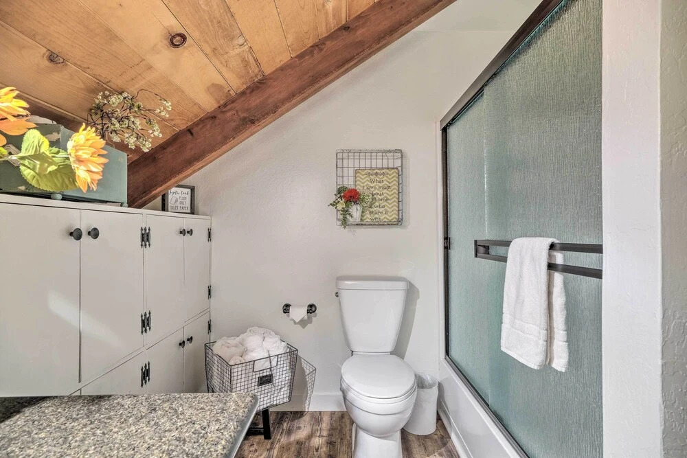 Walk Downtown: Arnold Cabin w/ Large Deck!