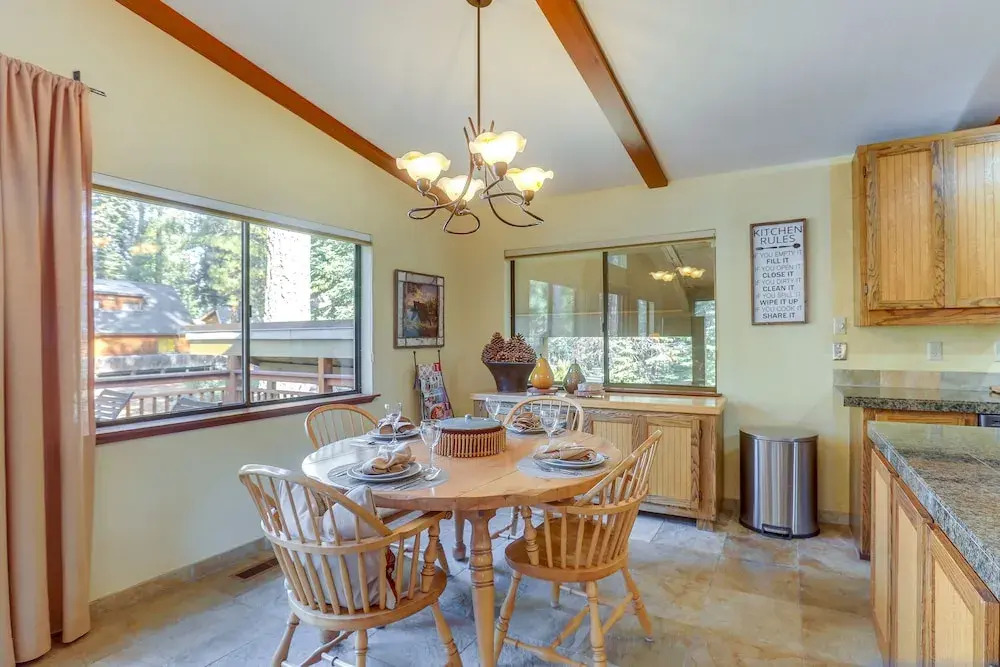 Spacious Tahoe Vista Cabin: Hot Tub, Walk to Beach