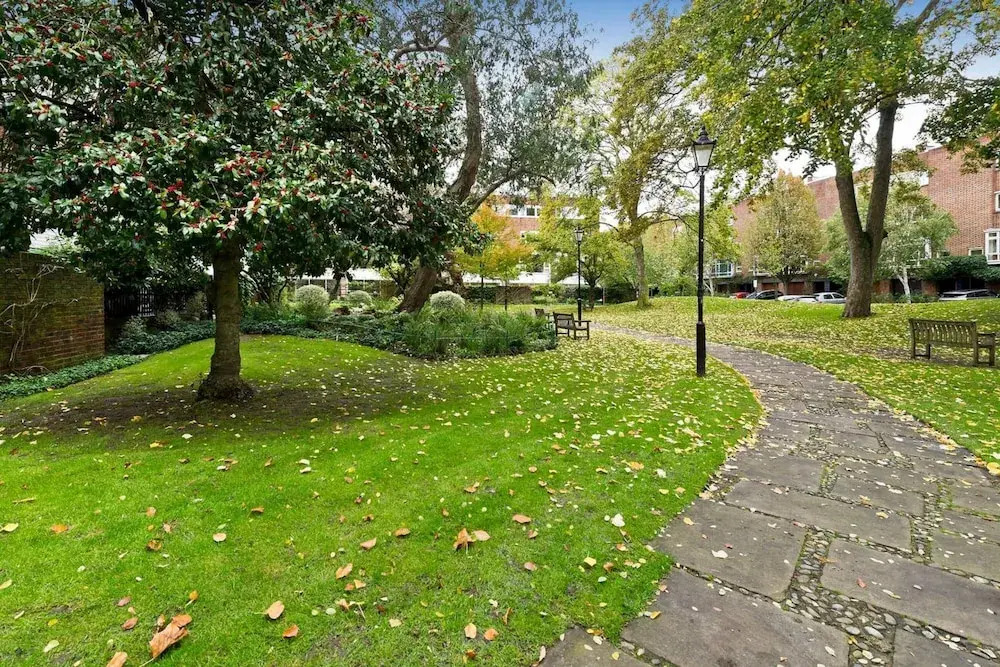 Tasteful 4bed Holland Park