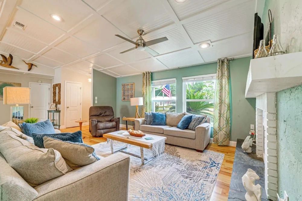 Coastal Group Getaway Near Three Sisters Springs