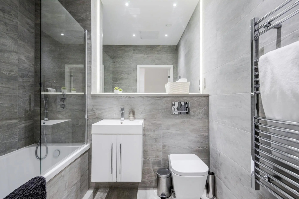 2 Bedroom Top Floor Grosvenor's Luxury Apartment - 5 mins Walk to the Station, Free WiFi