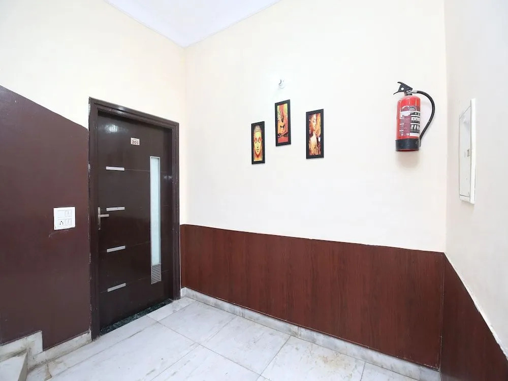 OYO 16441 Hotel Gurjeet