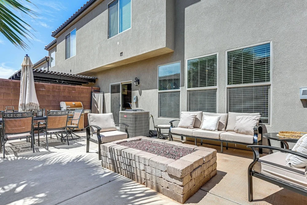 Pool Access, Private Hot Tub: Sleek Washington Gem