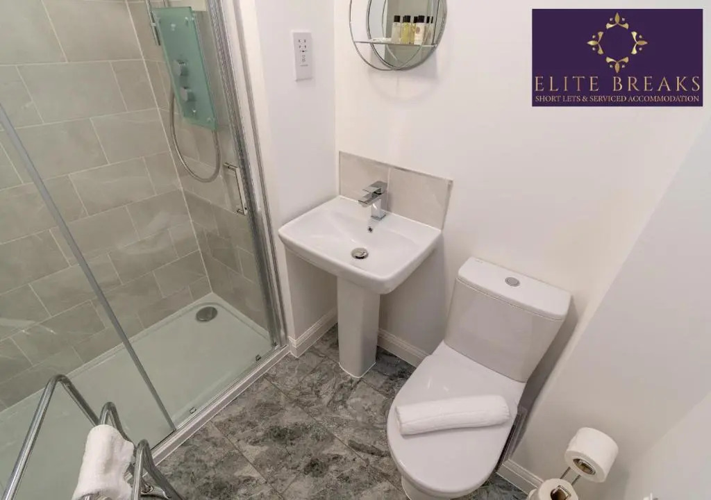 Central 4 bed house by Elite Breaks Serviced Accommodation Birmingham With Free Parking Sleeps upto 8